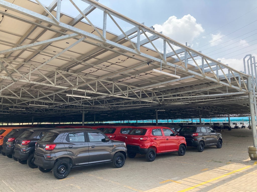 panneaux solaires installés au sessus de l'entrepôt de l'usine de Manesar